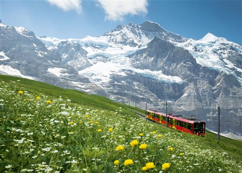 ユングフラウ鉄道とユングフラウ　(c)jungfrau.ch